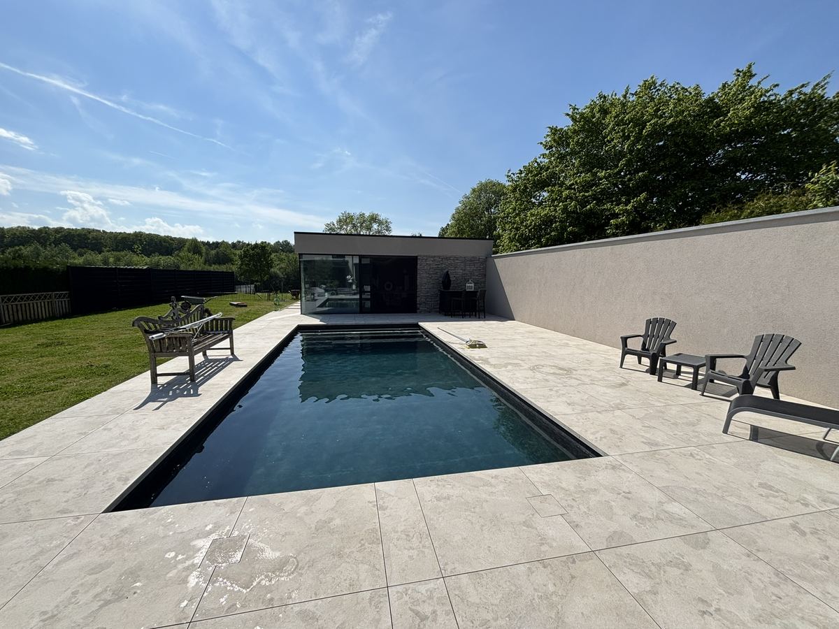 Piscine rénovée avec liner gris anthracite et plage en pierre claire