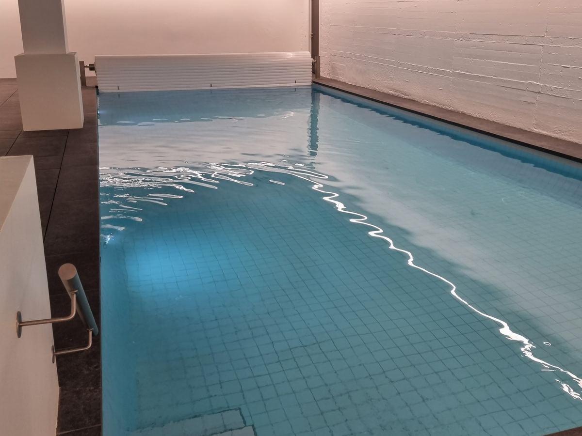 Piscine intérieure carrelée à l'eau claire