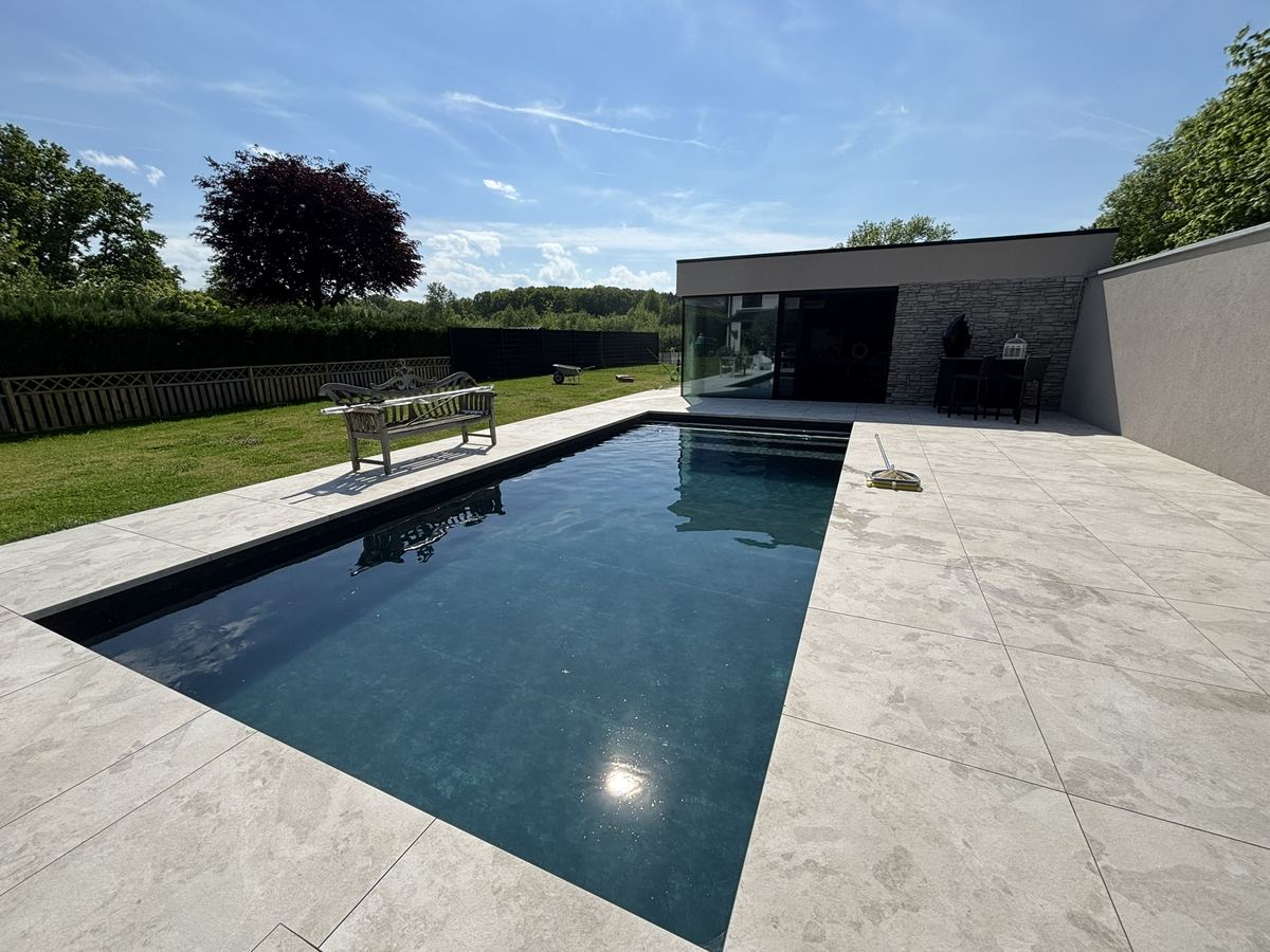 Piscine terminée avec liner gris anthracite et plage en pierre claire
