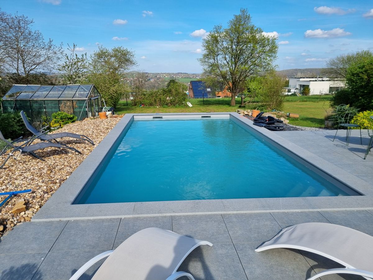 Piscine à l'eau bleue et limpide sous un ciel dégagé