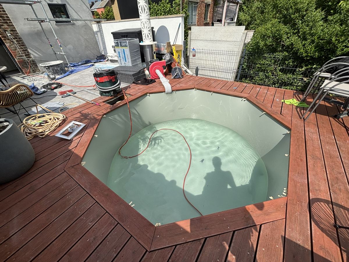 Remise en eau d'une piscine en bois après remplacement du liner