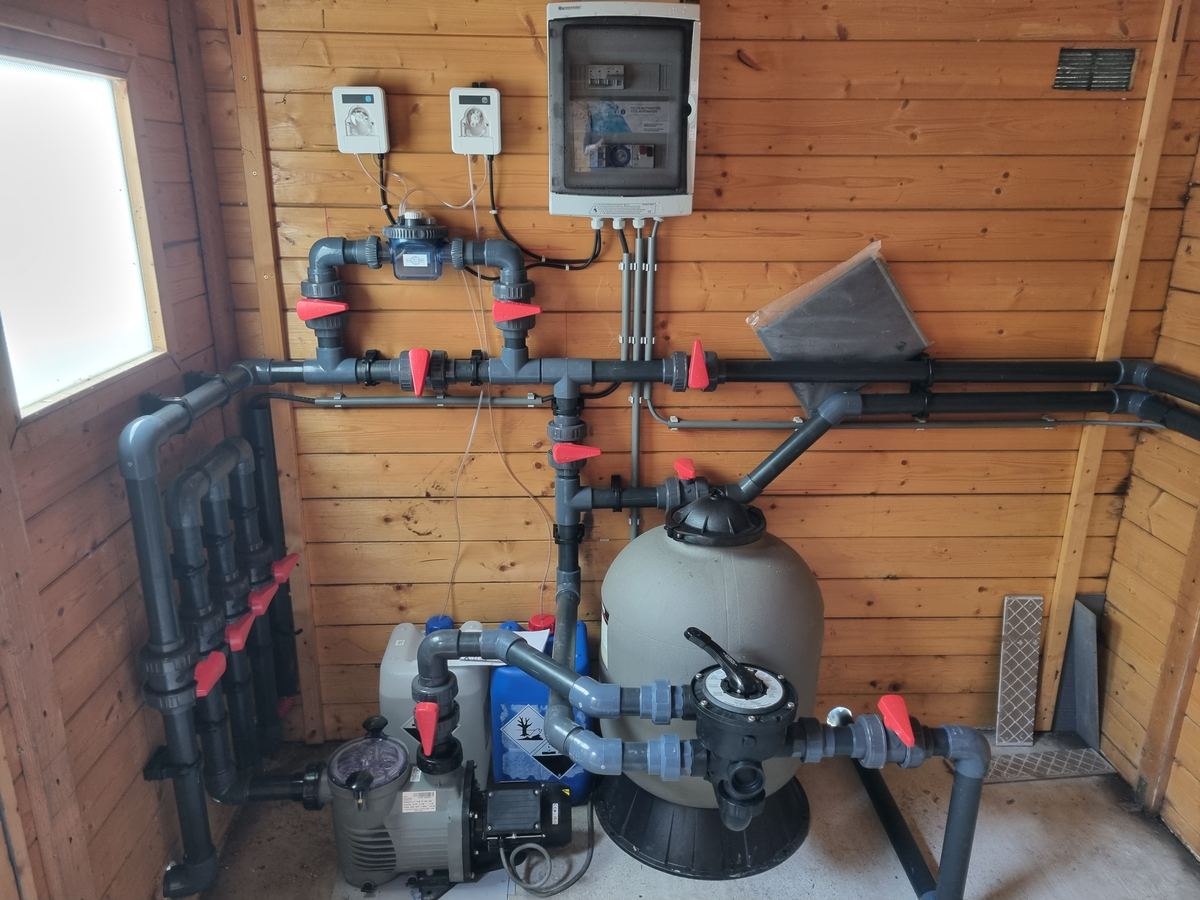 Local technique avec filtre à sable, vanne multivoies et pompe