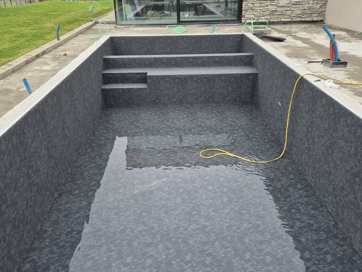 Première mise en eau d'une piscine neuve avec liner gris