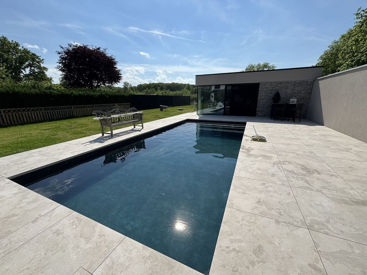 Piscine terminée avec liner gris anthracite et plage en pierre claire