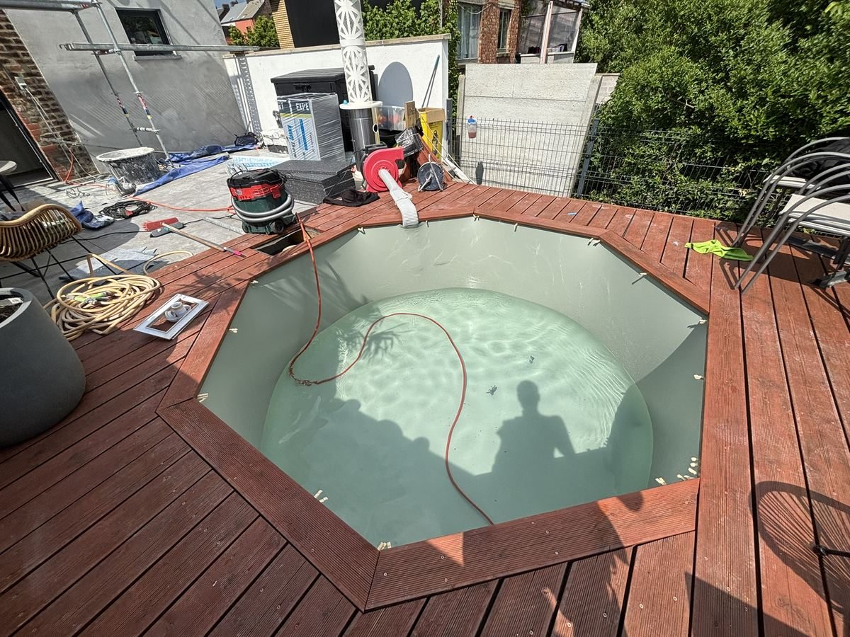 Remise en eau d'une piscine en bois après remplacement du liner