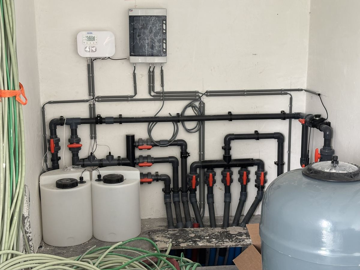 Local technique avec régulation automatique du pH et du chlore et bidons de dosage